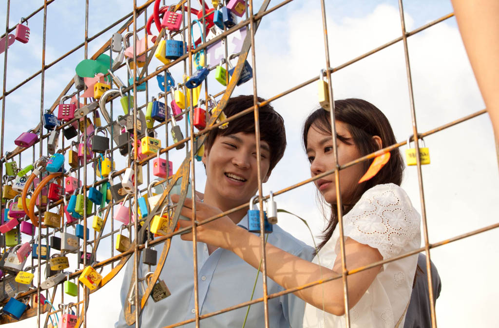 Joo Won, left, and Kim Ah-joong examine "love locks" in the Korean romantic comedy Catch Me (Steal My Heart).
